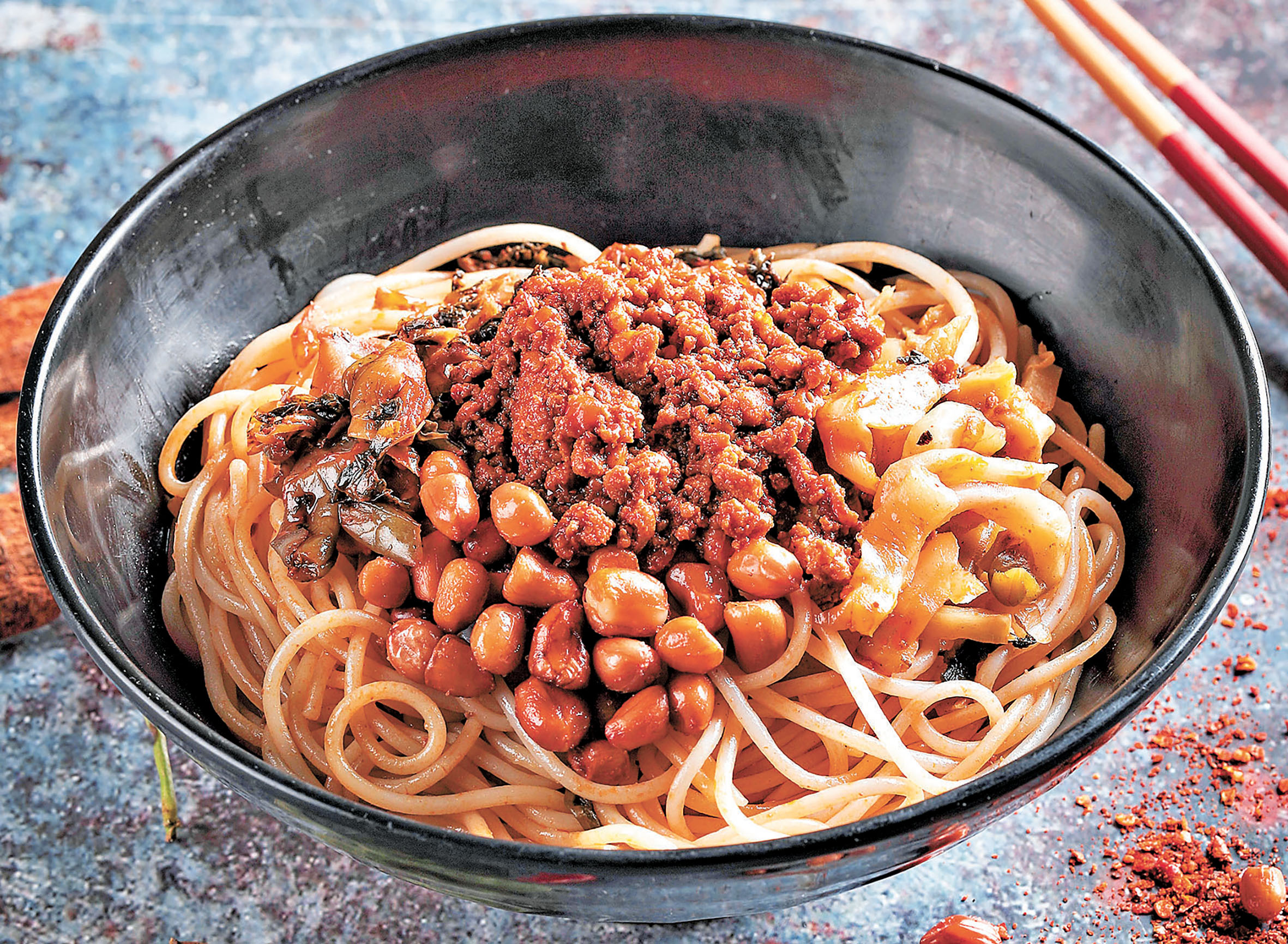 ■熱拌米線也別有一番風味。