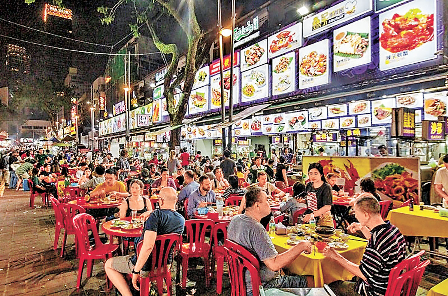 ■亞羅美食街內有二百多家小吃攤檔。