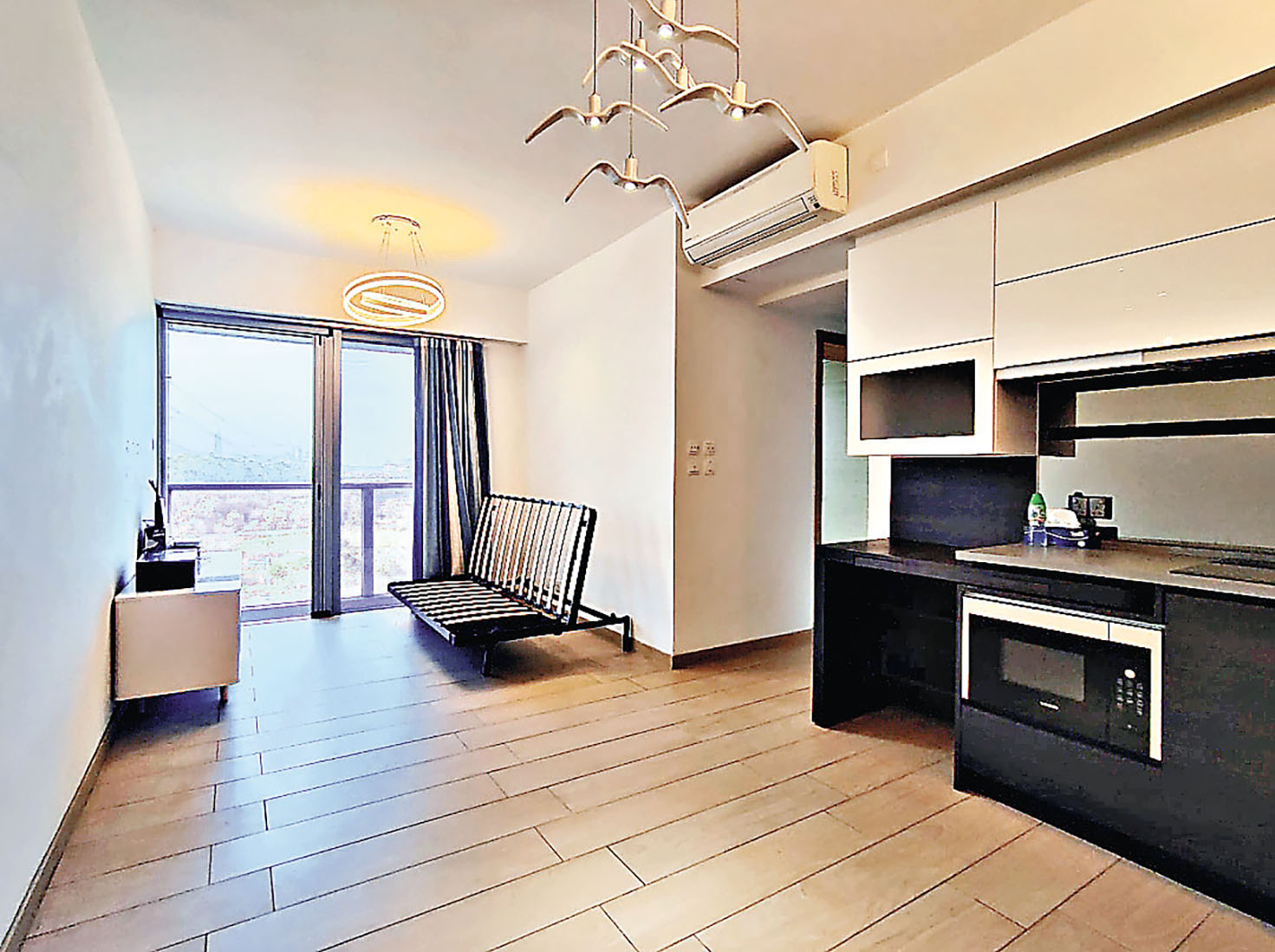 ■客廳外望大片綠色公園景色。