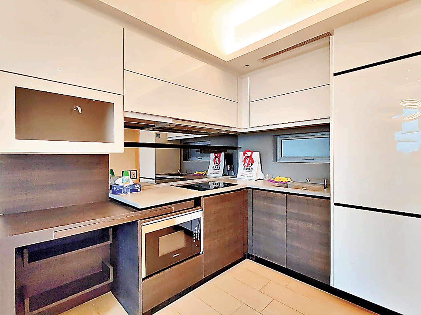 ■開放式廚房設計簡潔，廚具及廚櫃齊全。