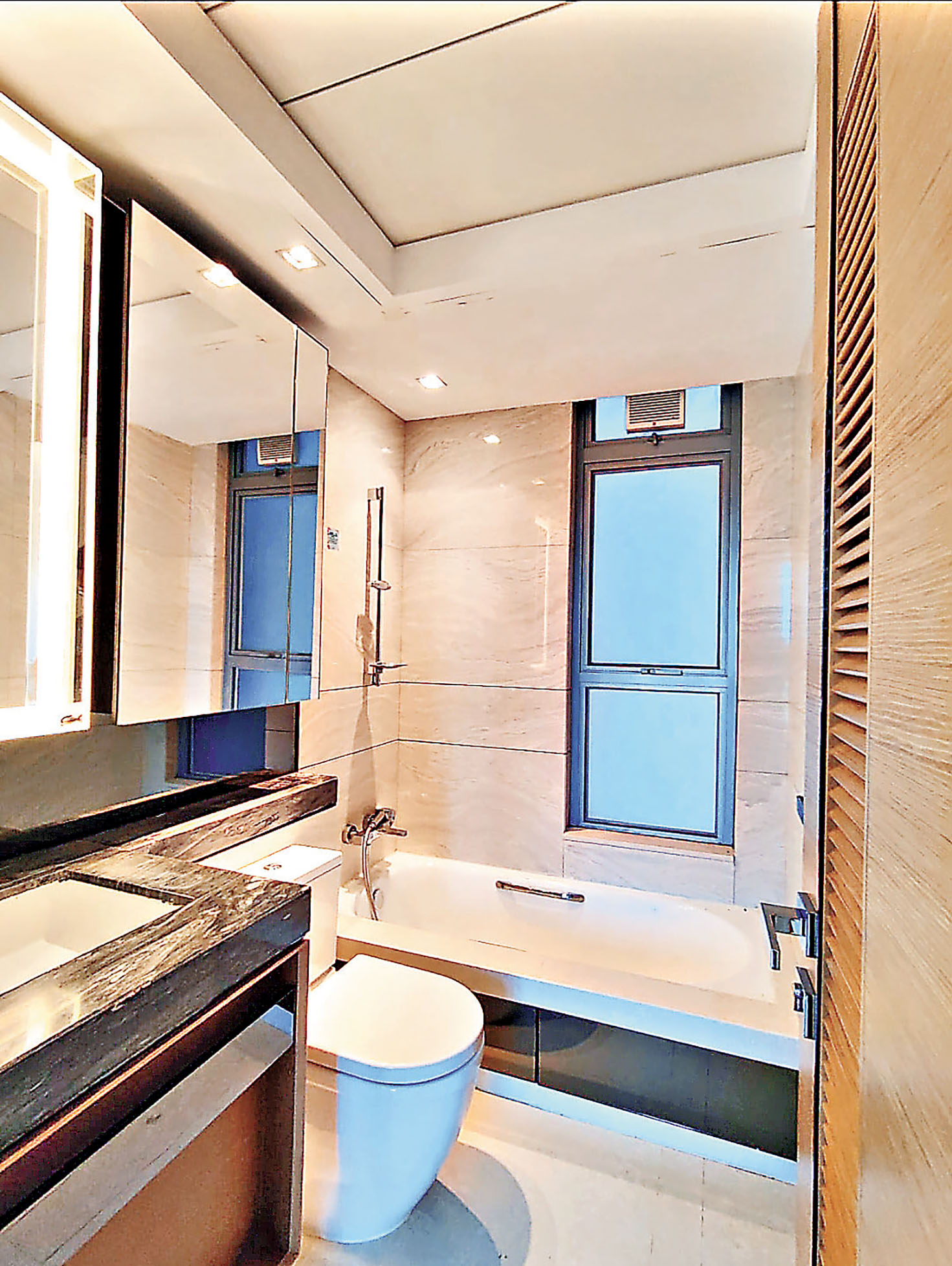 ■浴室採用浴缸，配備大型浴鏡。