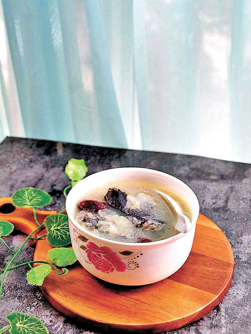 ■銀耳銀杏烏雞湯乃霜降時節進補湯水。    網上圖片