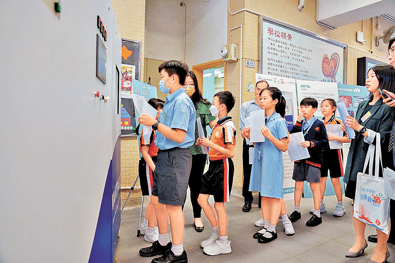 ■學生透過再造紙機把廢紙變成再造紙。