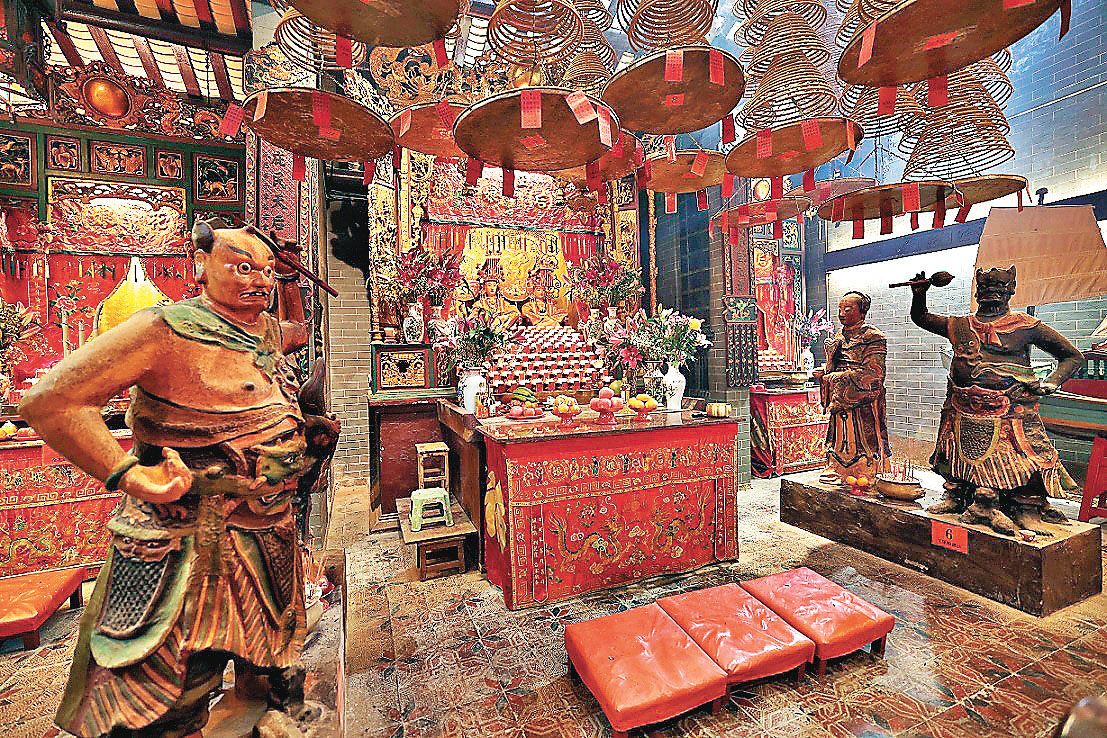 ■古廟後進神壇前，有天后護法千里眼（右）和順風耳（左）雕塑。