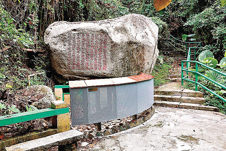■古廟後方的刻石刻於1274年，是香港最早有紀年的刻石，並於1979年列為法定古蹟。