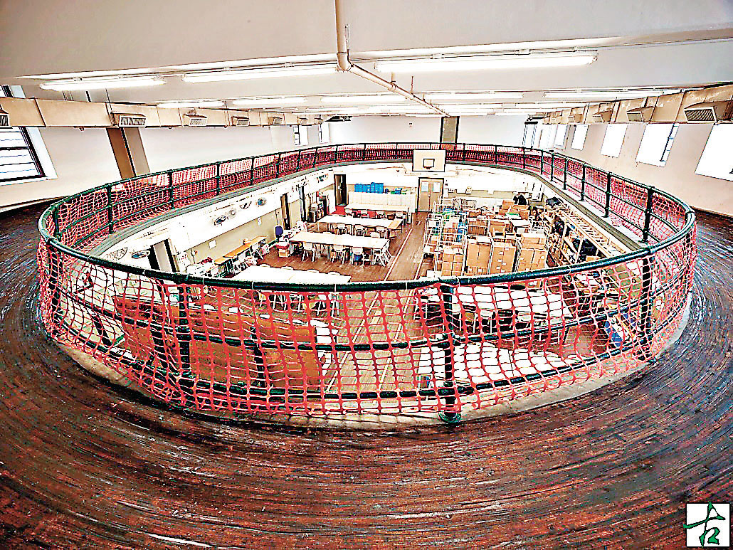 ■香港中華基督教青年會大樓的體育館，以懸臂式結構支撐木製鑊形跑道。