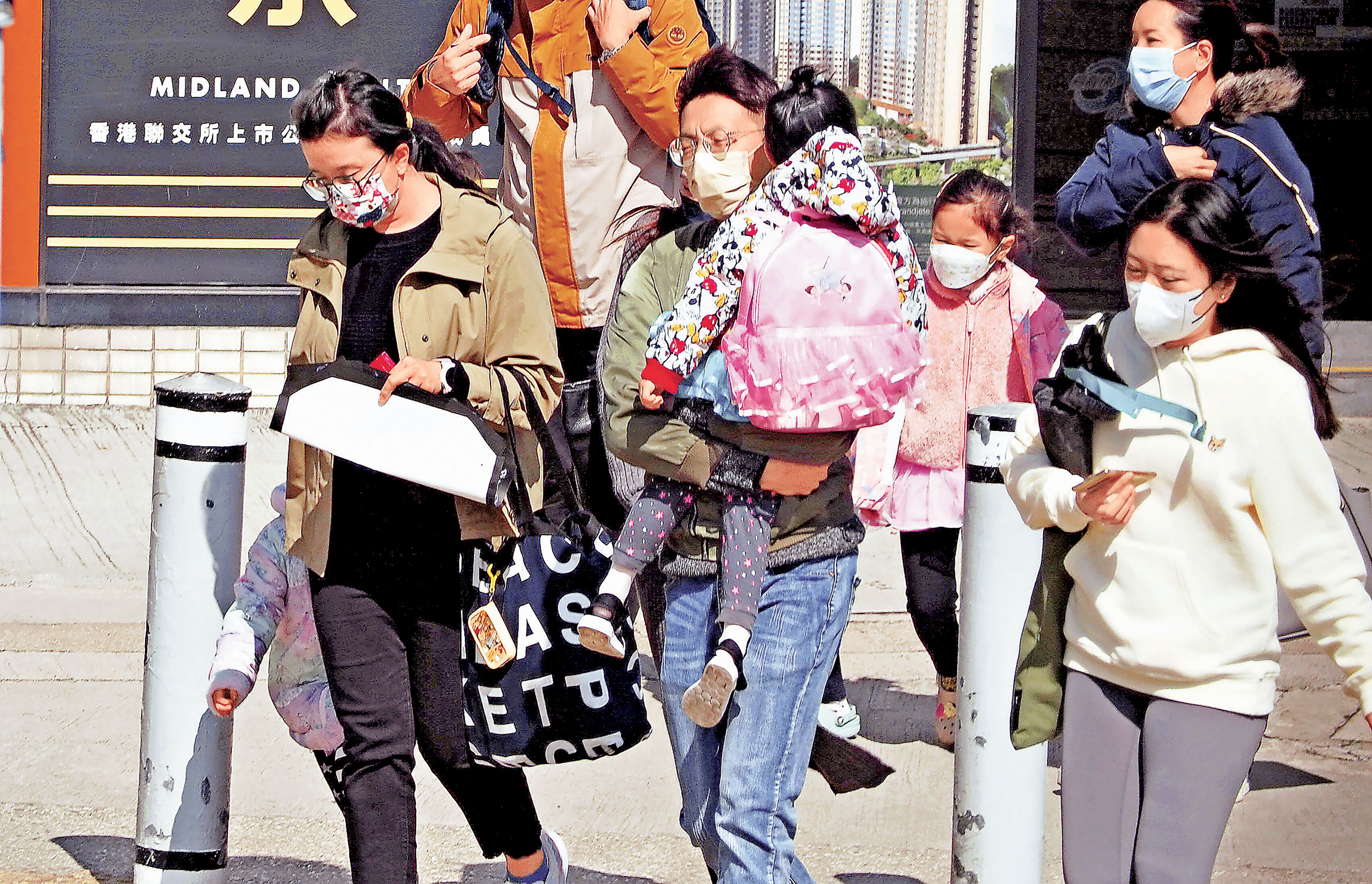 ■每當氣溫驟降，市民都會加添衣服才出行。