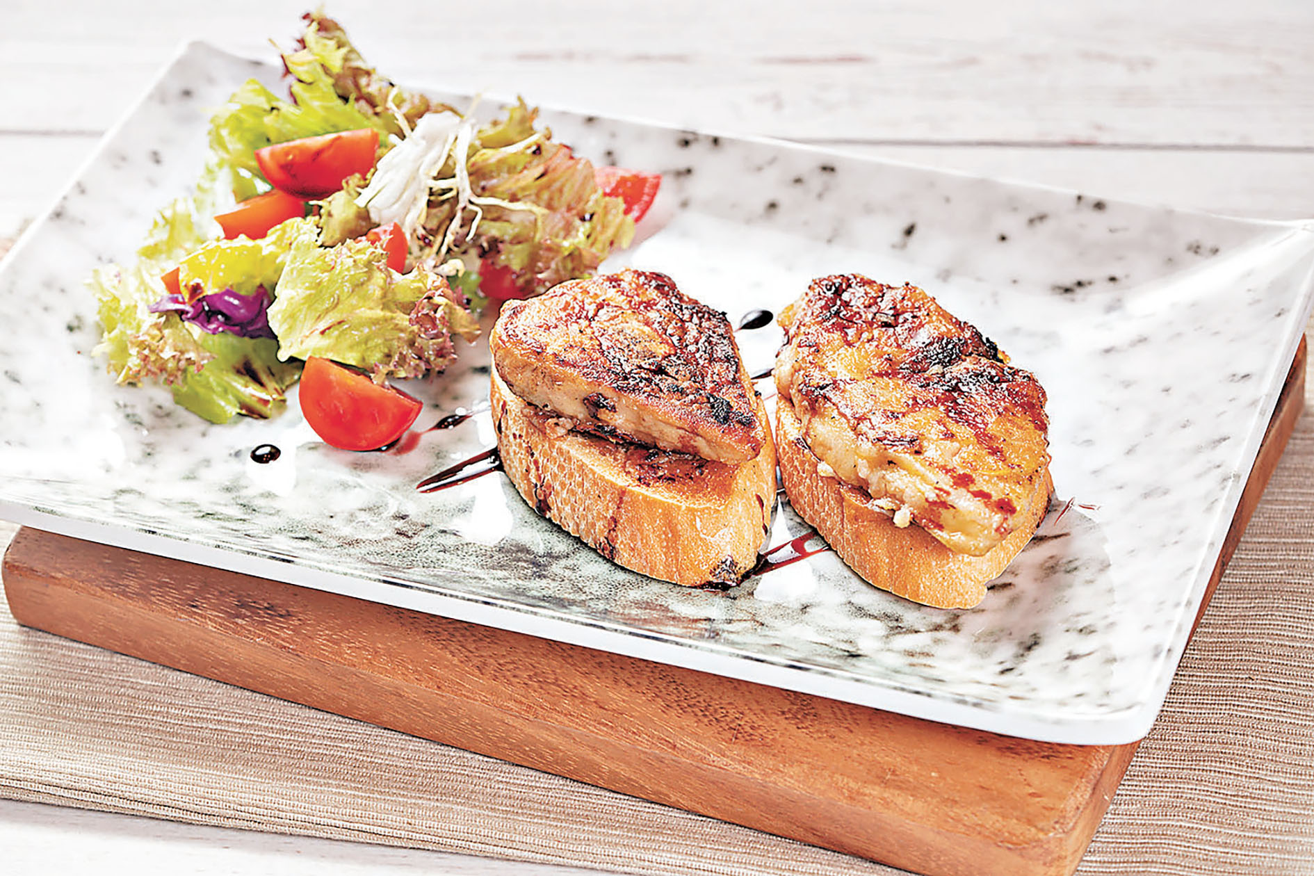 ■香煎鵝肝配紅酒汁油香豐富。