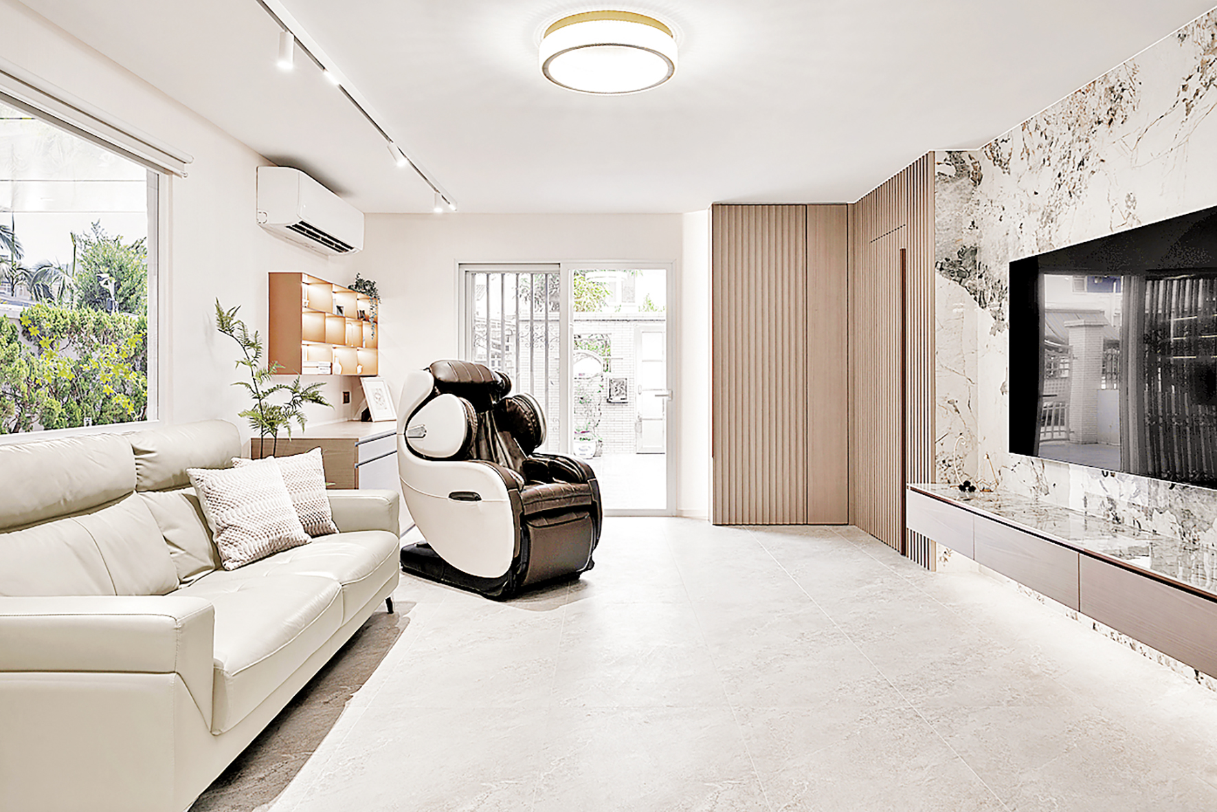 ■客廳直通花園，放上休閒按摩椅可一邊享受陽光， 一邊享受按摩樂趣。