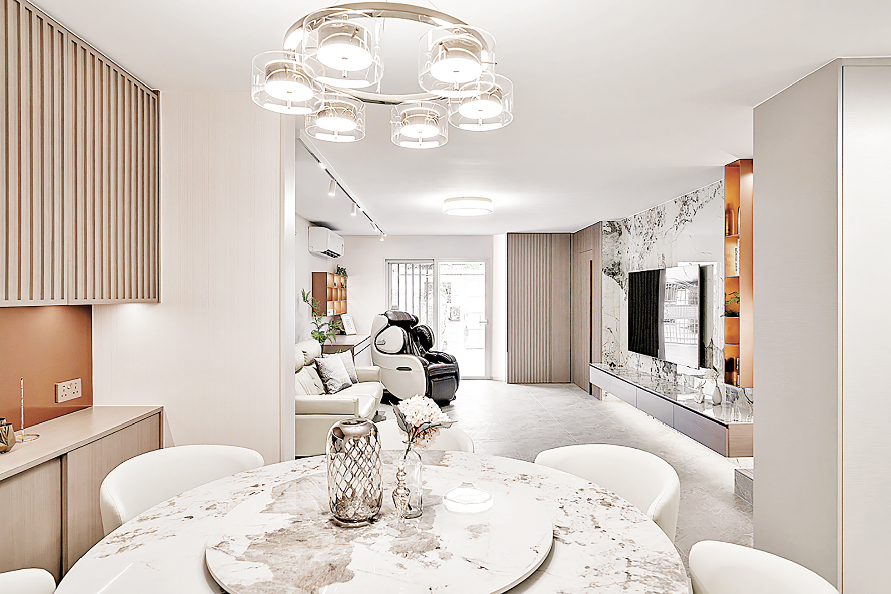 ■客廳的雲石餐枱配上白色吊燈，格外有情調。