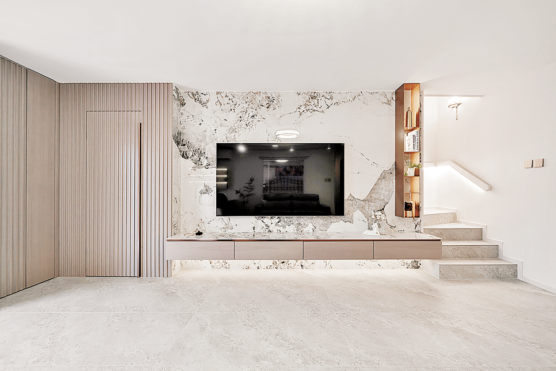 ■客廳採用雲石牆懸掛電視，旁為裝飾條子牆和隱蔽式房間。
