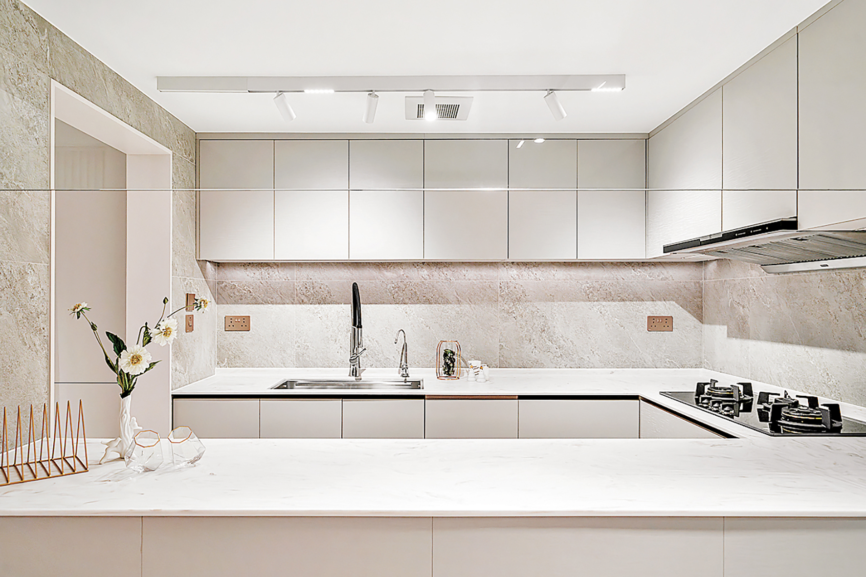 ■開放式廚房採用長方形雲石煮食枱和餐枱。