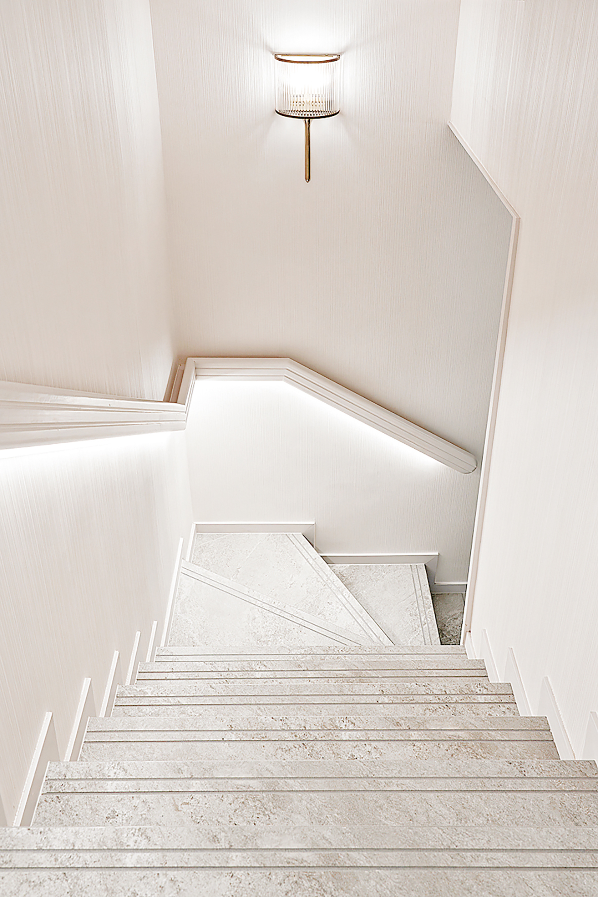 ■通往樓上的樓梯採用雲石打造。