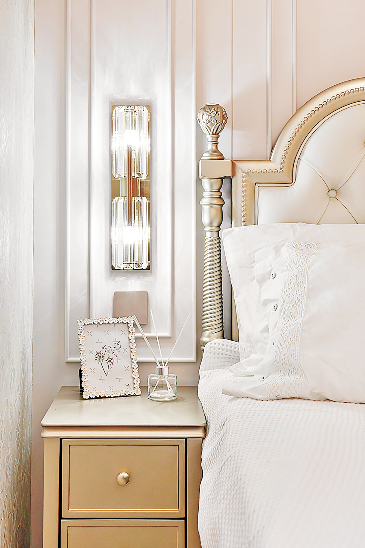 ■房間背景牆配上柔和的燈光。