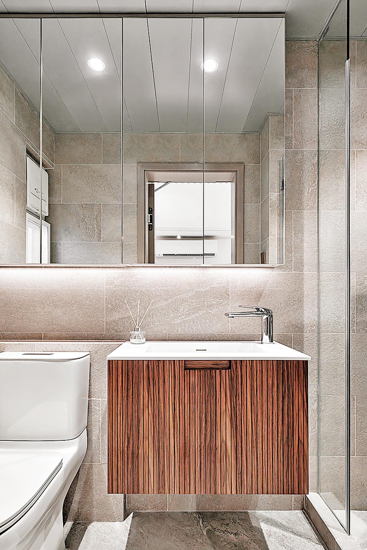 ■酒店式洗手間，梳妝鏡特別明亮。