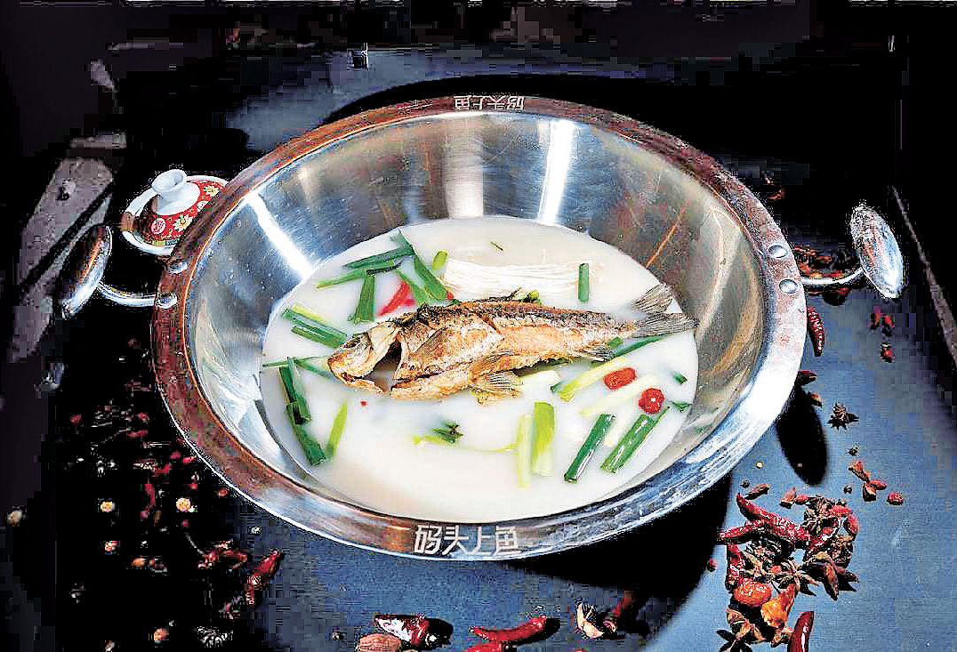 ■原條烤魚即叫即烤配湯底。