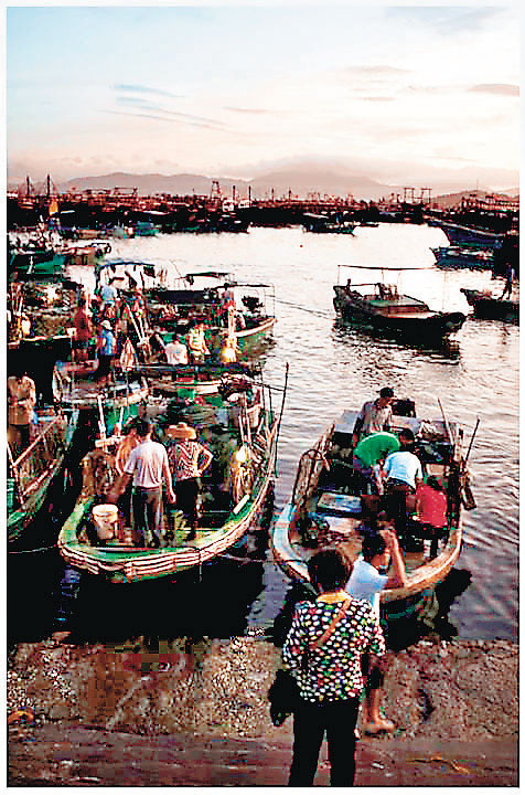 ■在「博賀漁港」，遊客可跟隨漁民出海打魚。