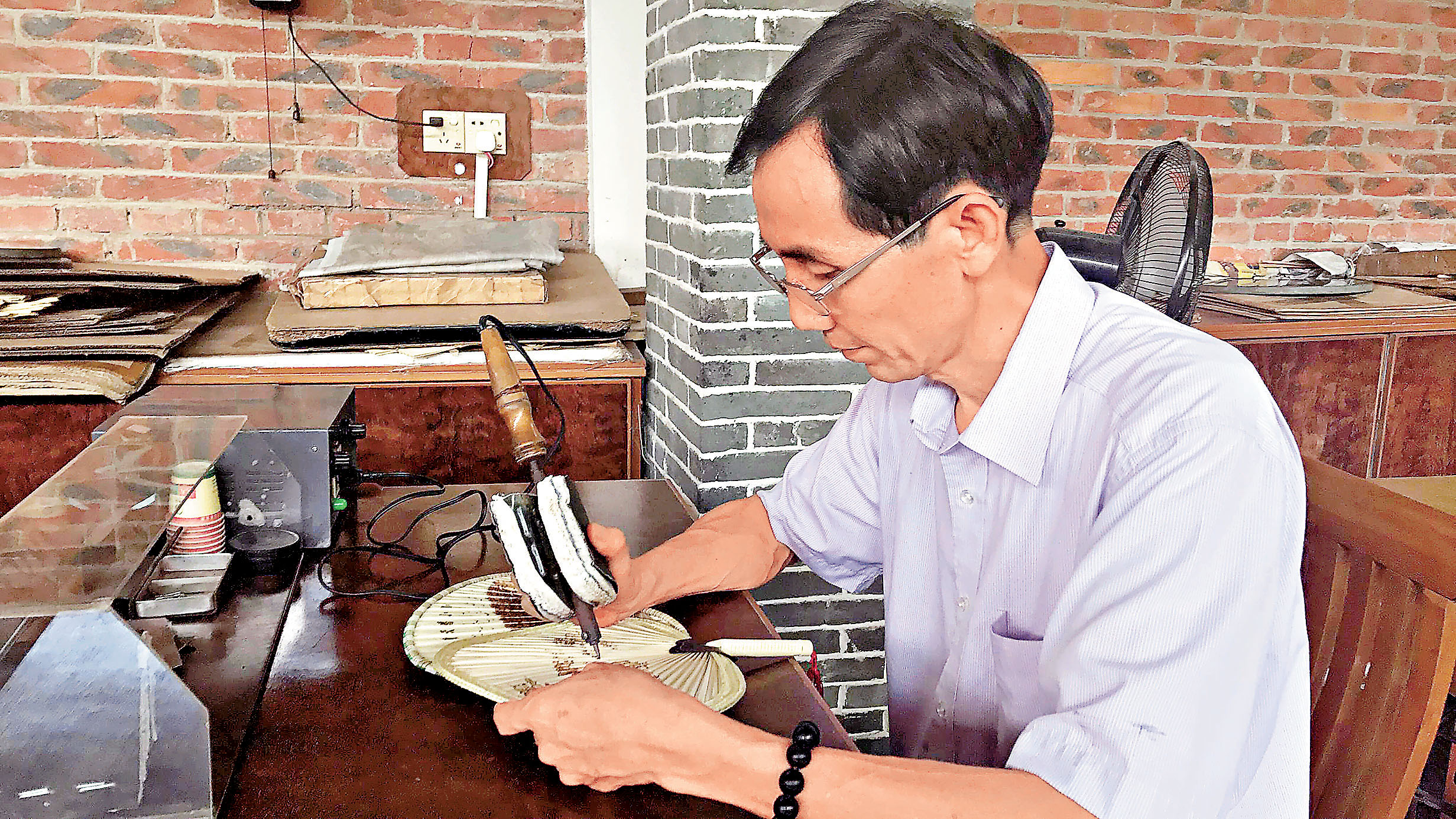 ■大家可以參與非遺手作葵扇的製作工作坊。