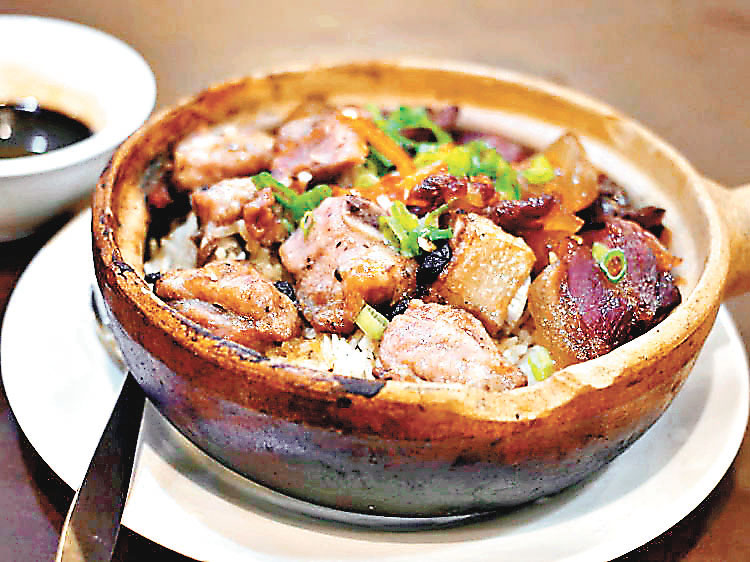 ■臘味排骨煲仔飯乾爽甘香。