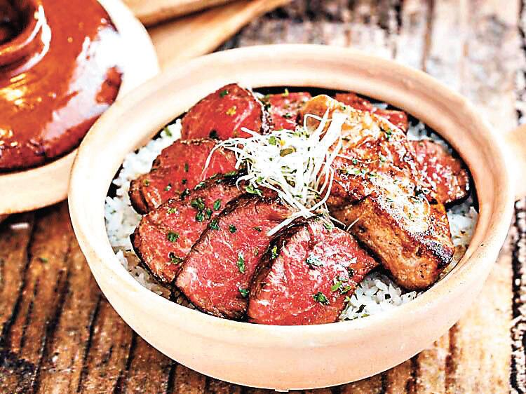 ■鵝肝慢煮牛柳煲仔飯。