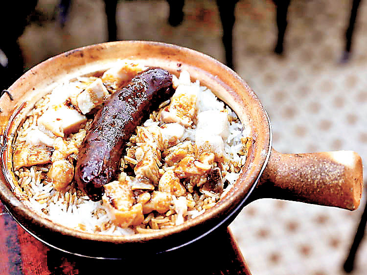 ■炭爐即席煮煲仔飯散發陣陣炭香。