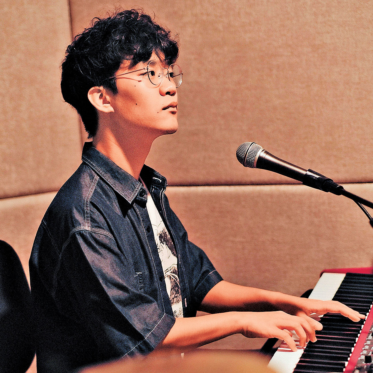 ■黃智麟進行音樂創作。