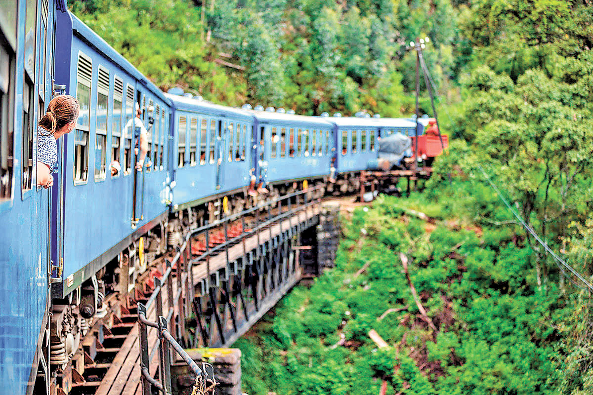 ■到斯里蘭卡旅遊，主要交通工具是舊式的火車。