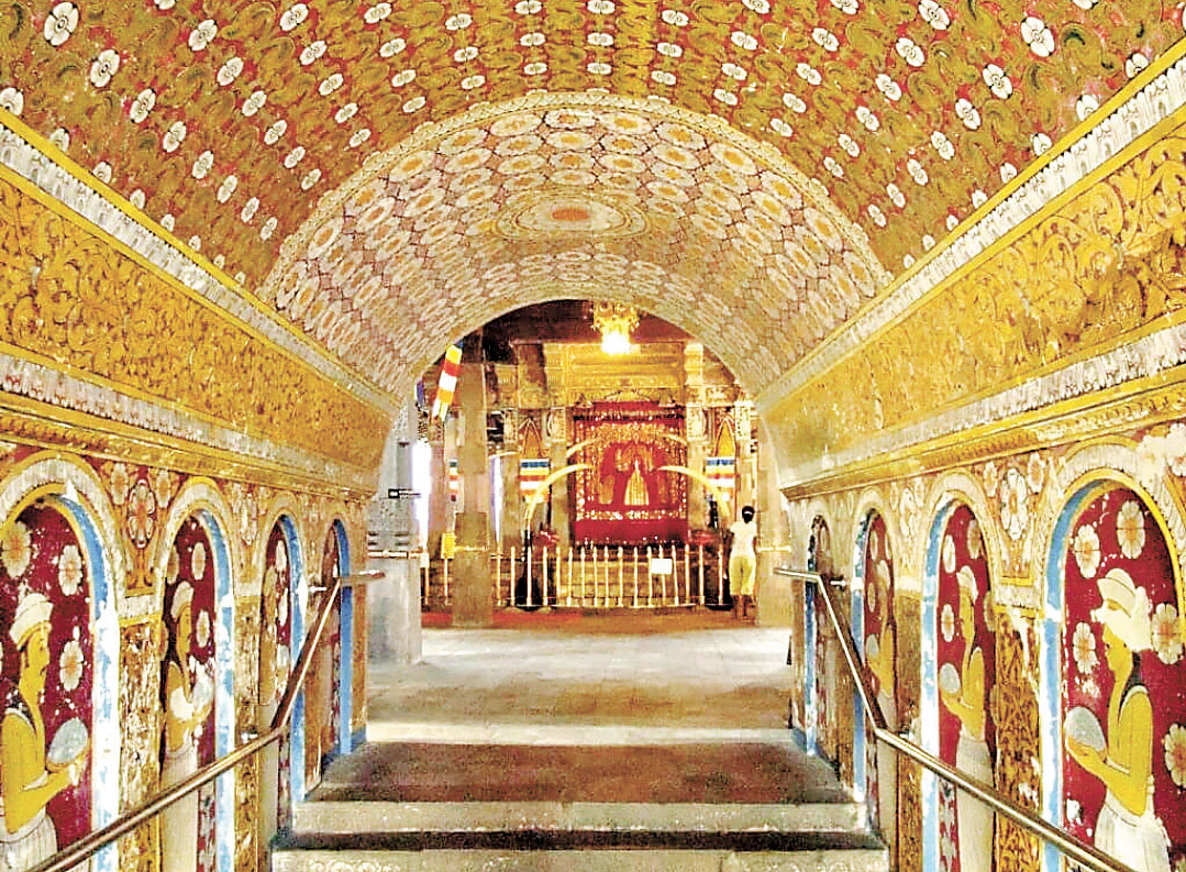 ■佛牙寺內金碧輝煌。