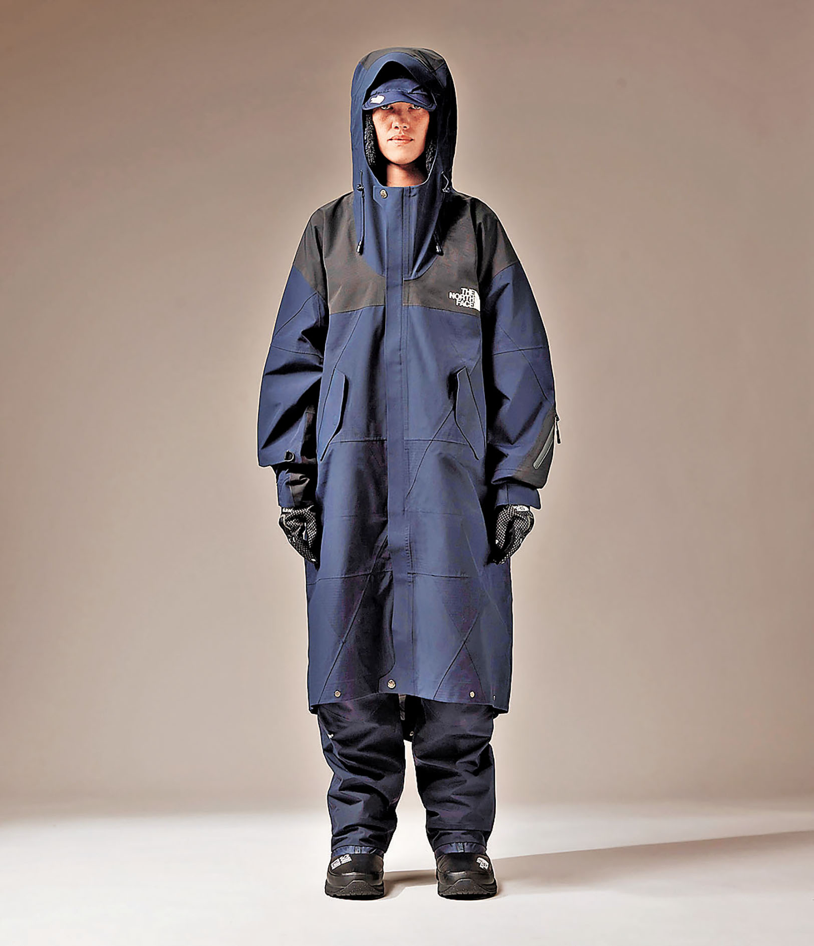 ■GEODESIC SHELL JACKET型格十足。