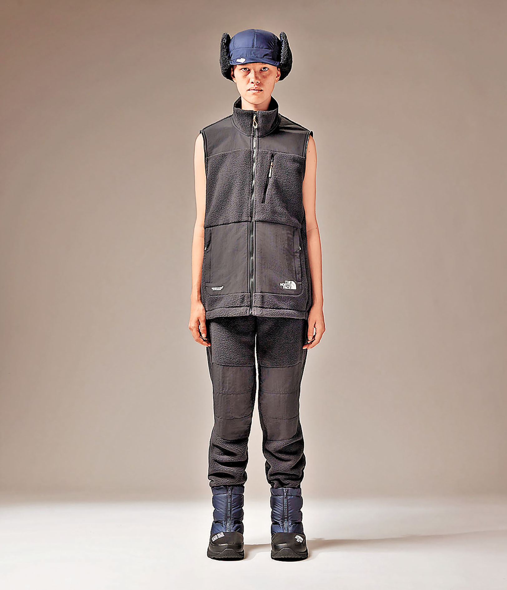 ■ZIP-OFF FLEECE JACKET簡單易襯。
