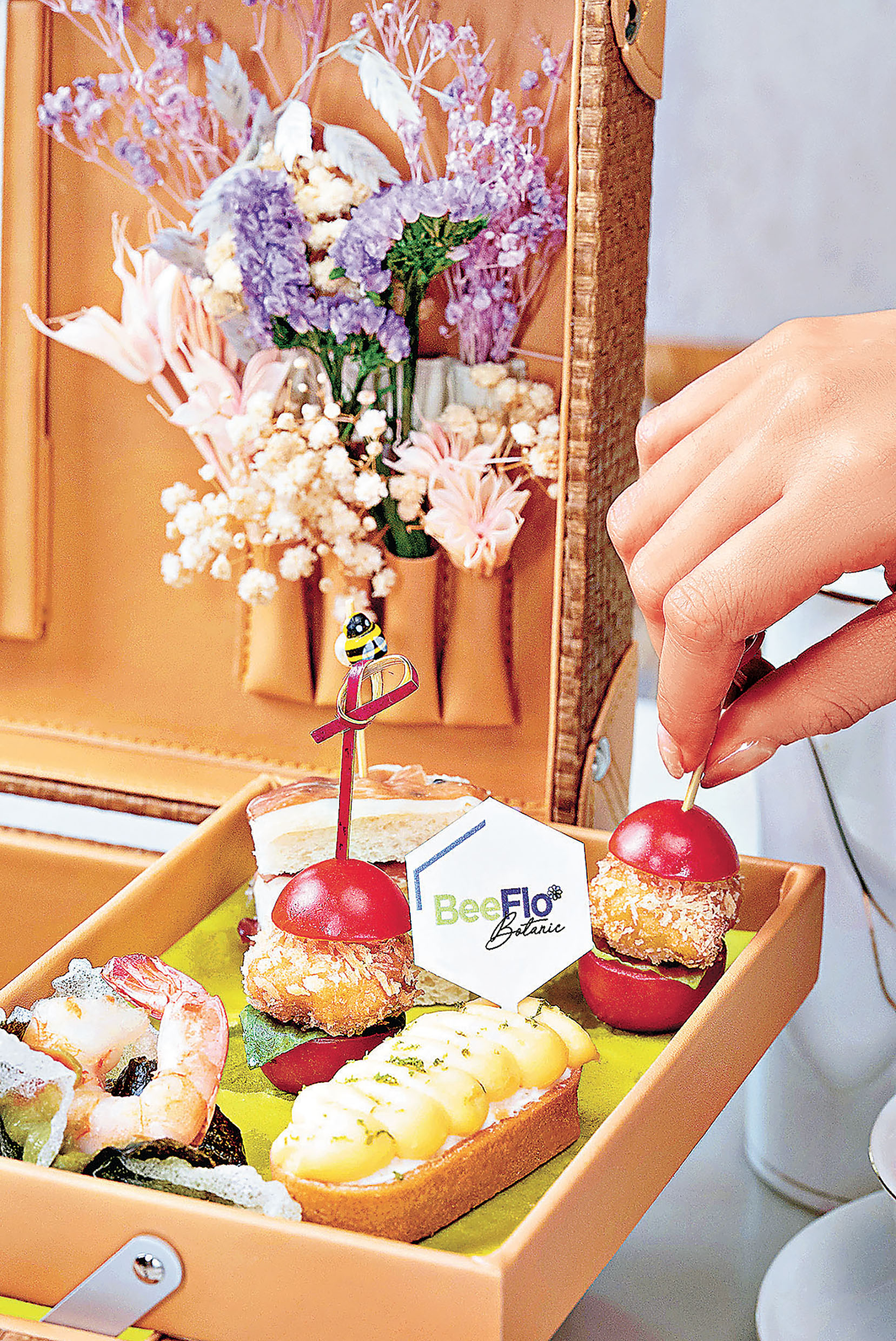 ■一口車厘茄蝦堡，一口一個， 輕盈美味。