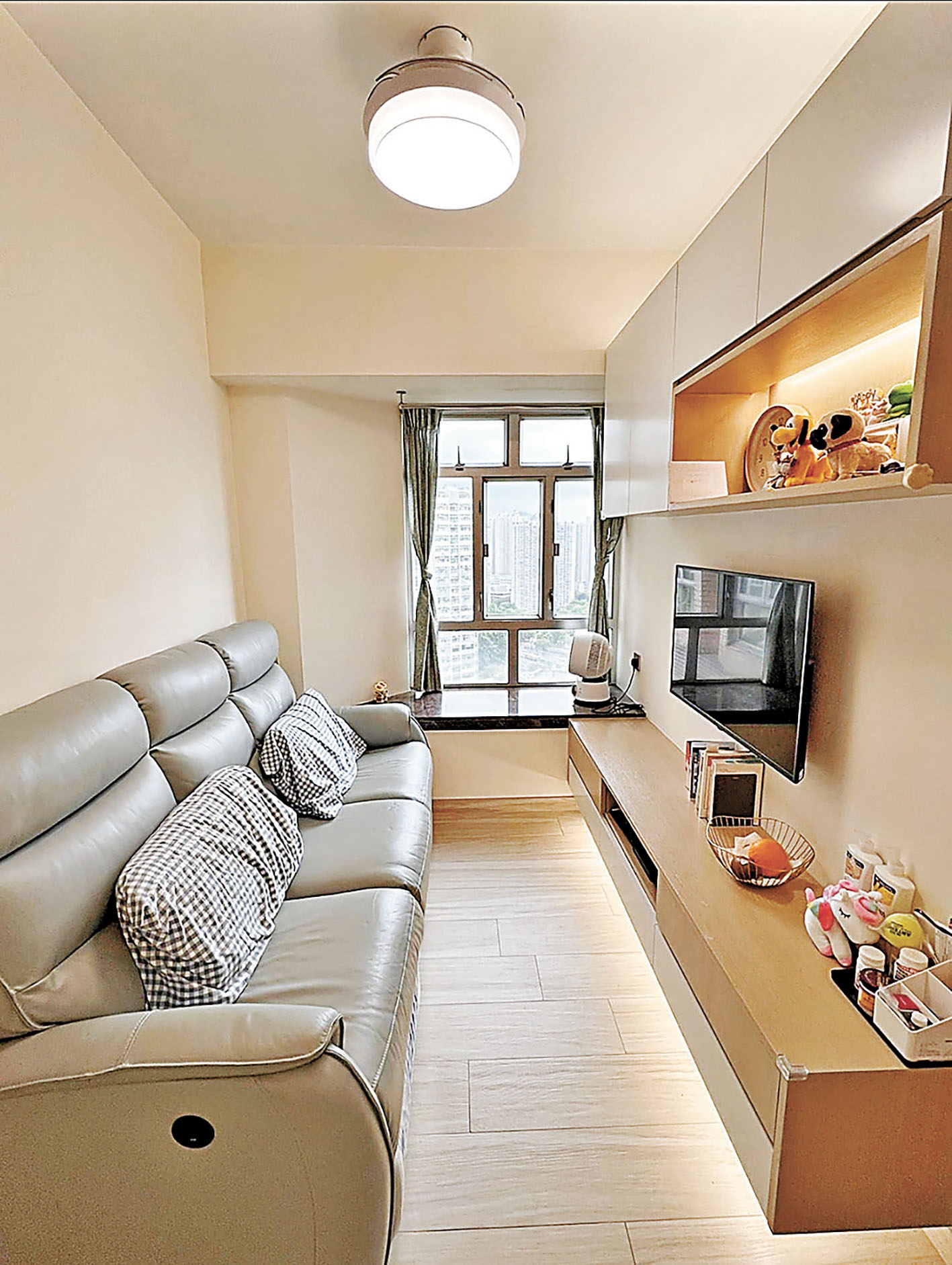 ■客廳配置大型電視裝飾櫃。