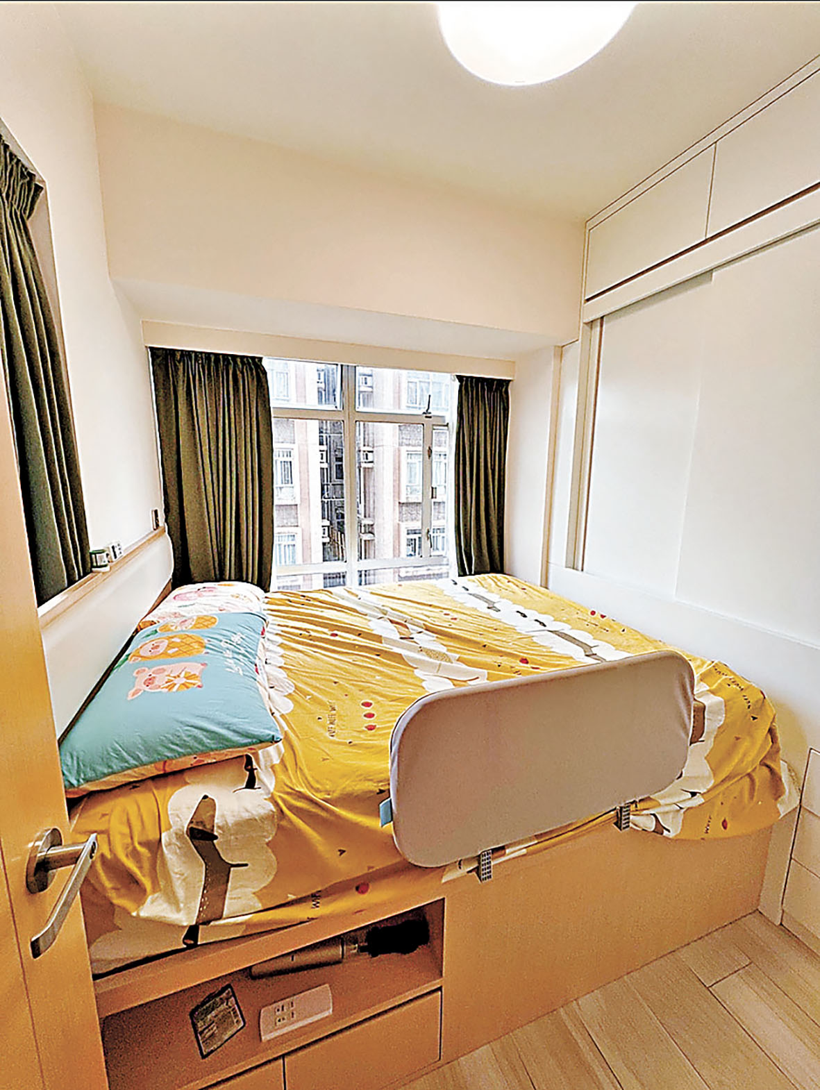 ■主人房大床尚算寬敞，並特製入牆衣櫃。