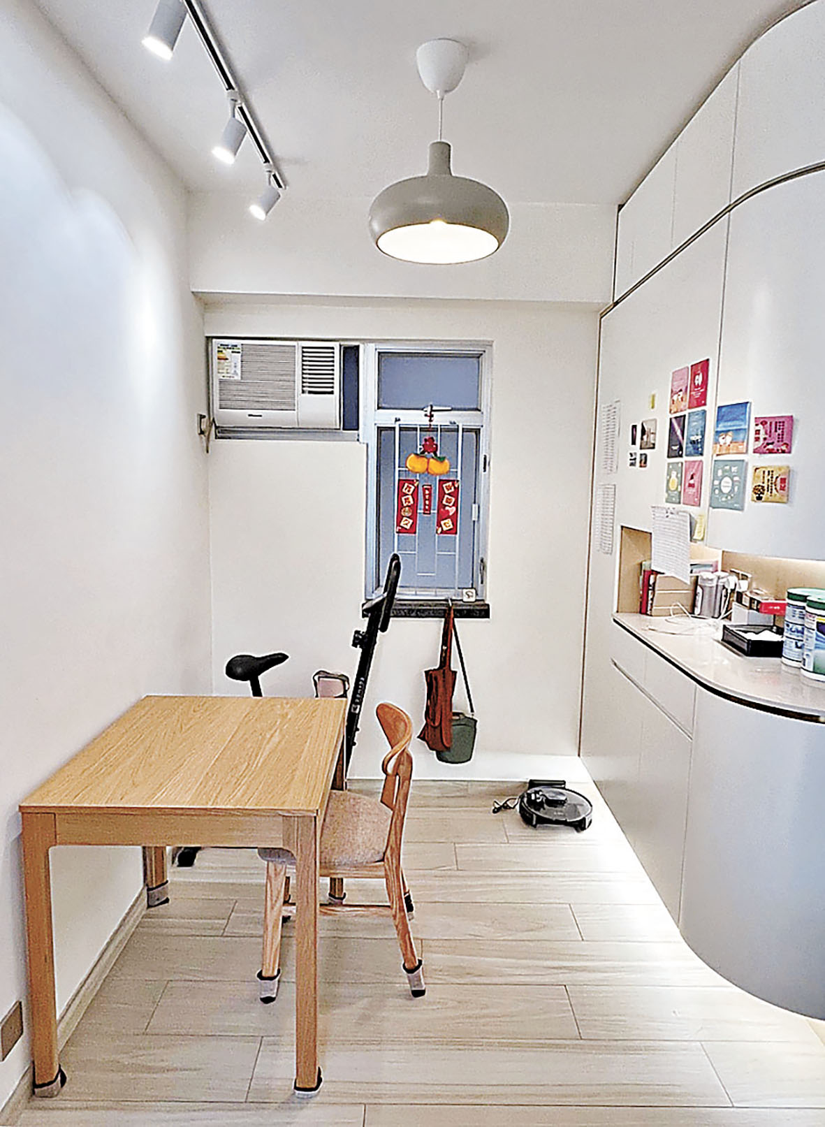 ■大廳一角闢作小型辦公地方，椅背後為C字櫃。