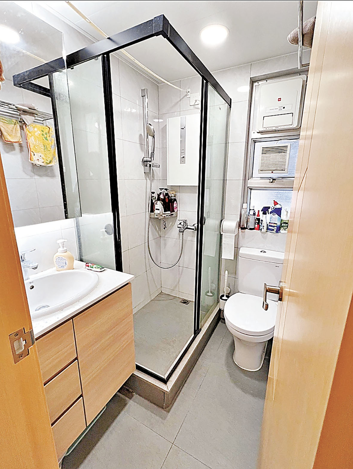 ■浴室採用淋浴間，附設玻璃趟門。