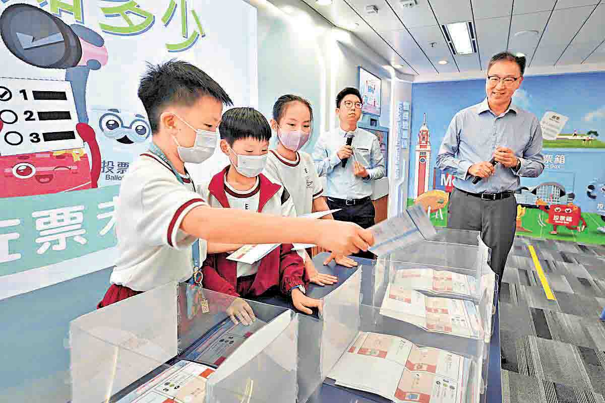 ■小朋友通過玩遊戲認識區選知識。   資料圖片