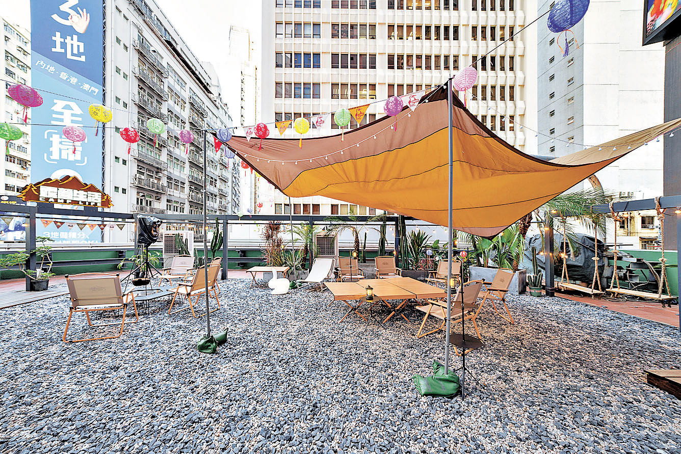 ■在露營餐廳用餐，分外寫意。