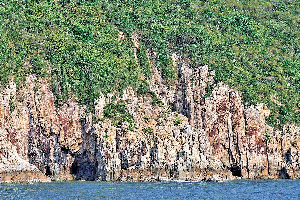 ■糧船灣沿岸布滿壯觀的六角形岩柱。