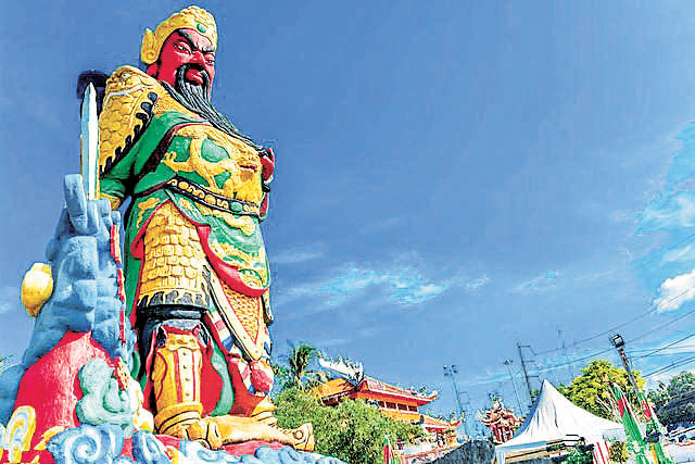 ■觀音寺下方矗立的關公像。