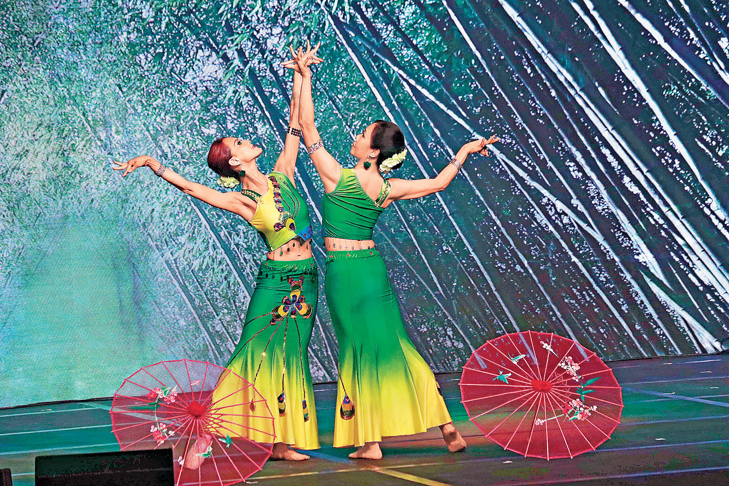 ■表演傣族舞蹈的女孩。