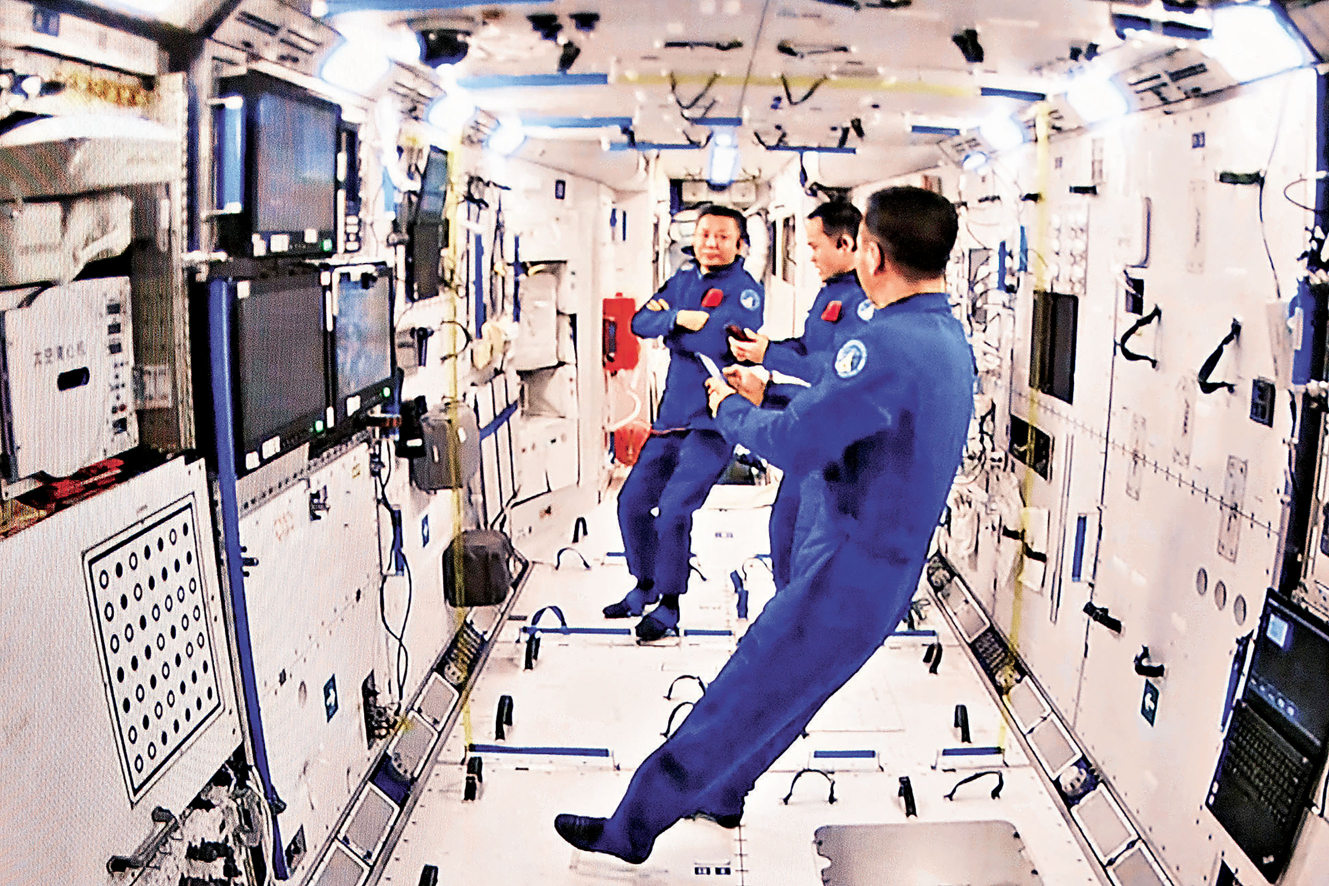 ■中國航天員乘組進駐太空站天和核心艙內，準備各項工作。 資料圖片