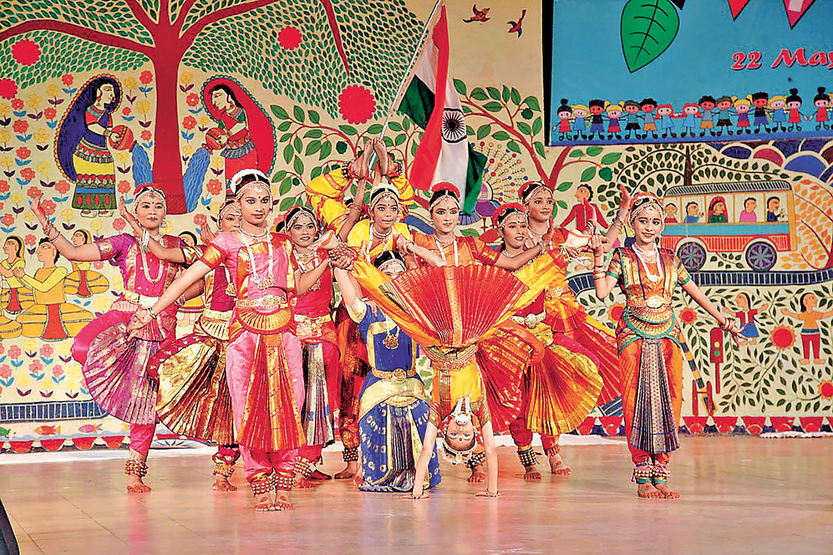 ■Jawahar Bal Bhawan藝術學校學生在表演印度傳統舞蹈。