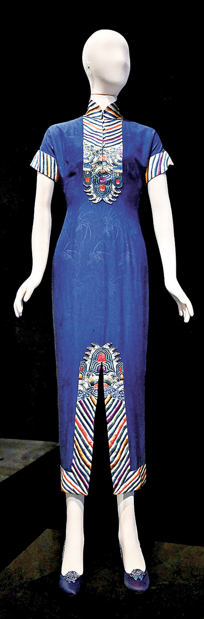 ■羅蘭於《新紅樓夢》（1952）中曾穿着的旗袍。