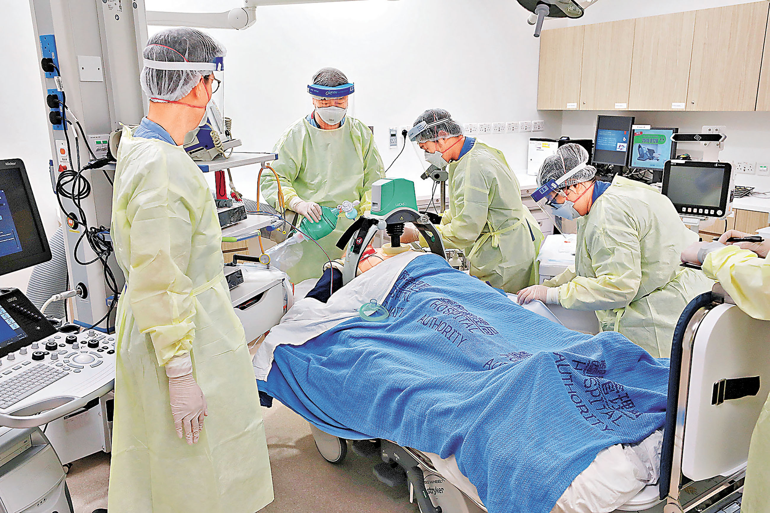 ■即使訓練有素的醫護專才仍有時會在治療過程中出錯。圖為醫護模擬急救病人的過程。