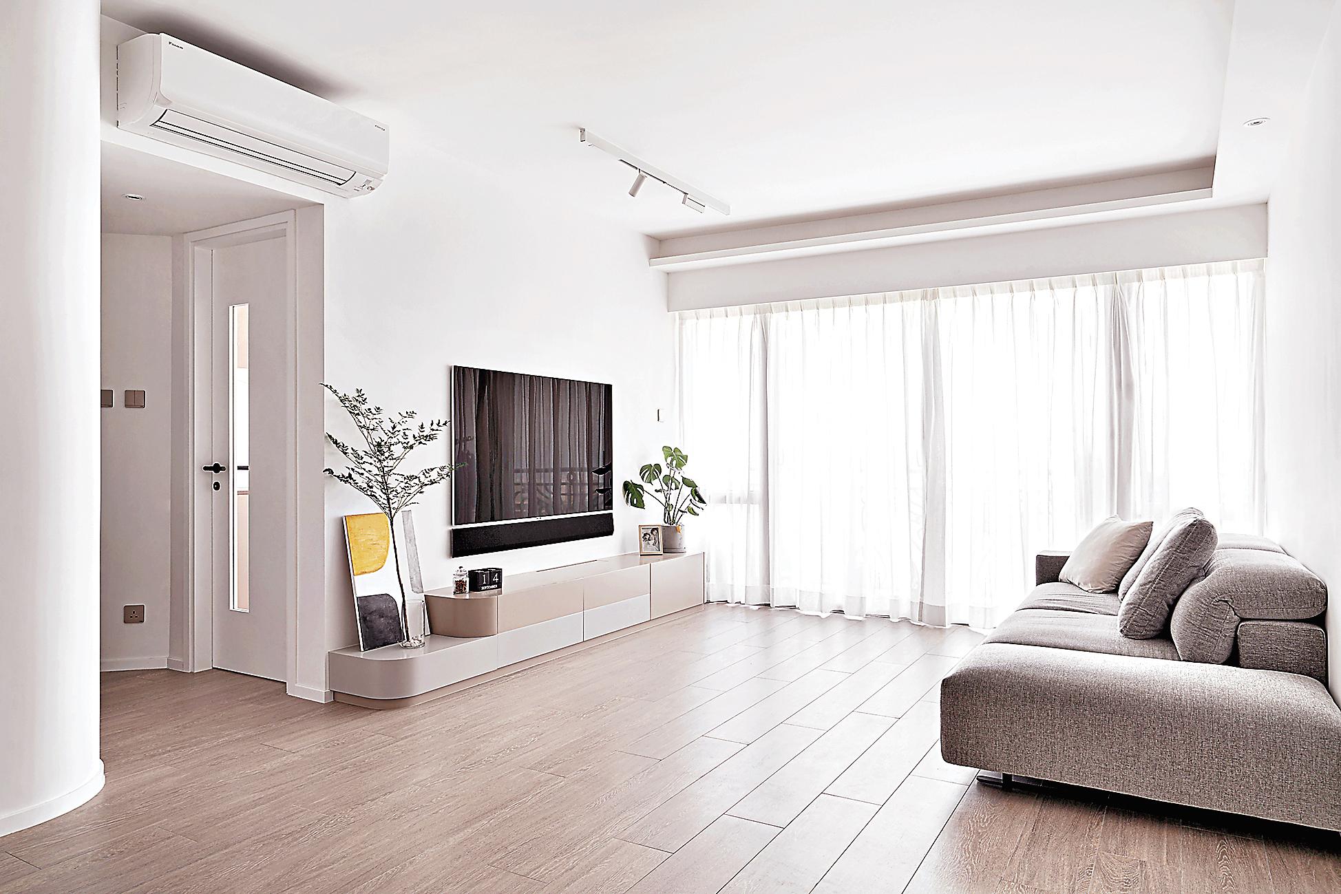 ■客廳白色的牆身和窗簾，與灰色地板，充滿家的溫馨感覺。