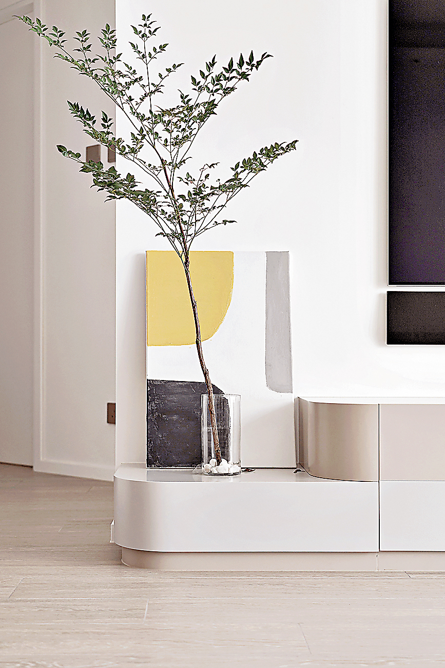 ■電視矮櫃邊緣，可配置花瓶等擺設，倍添生活品味。