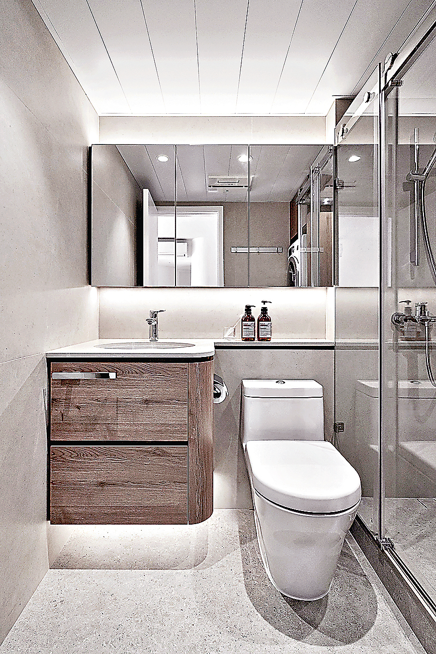 ■洗手間梳妝鏡配合玻璃趟門淋浴間。