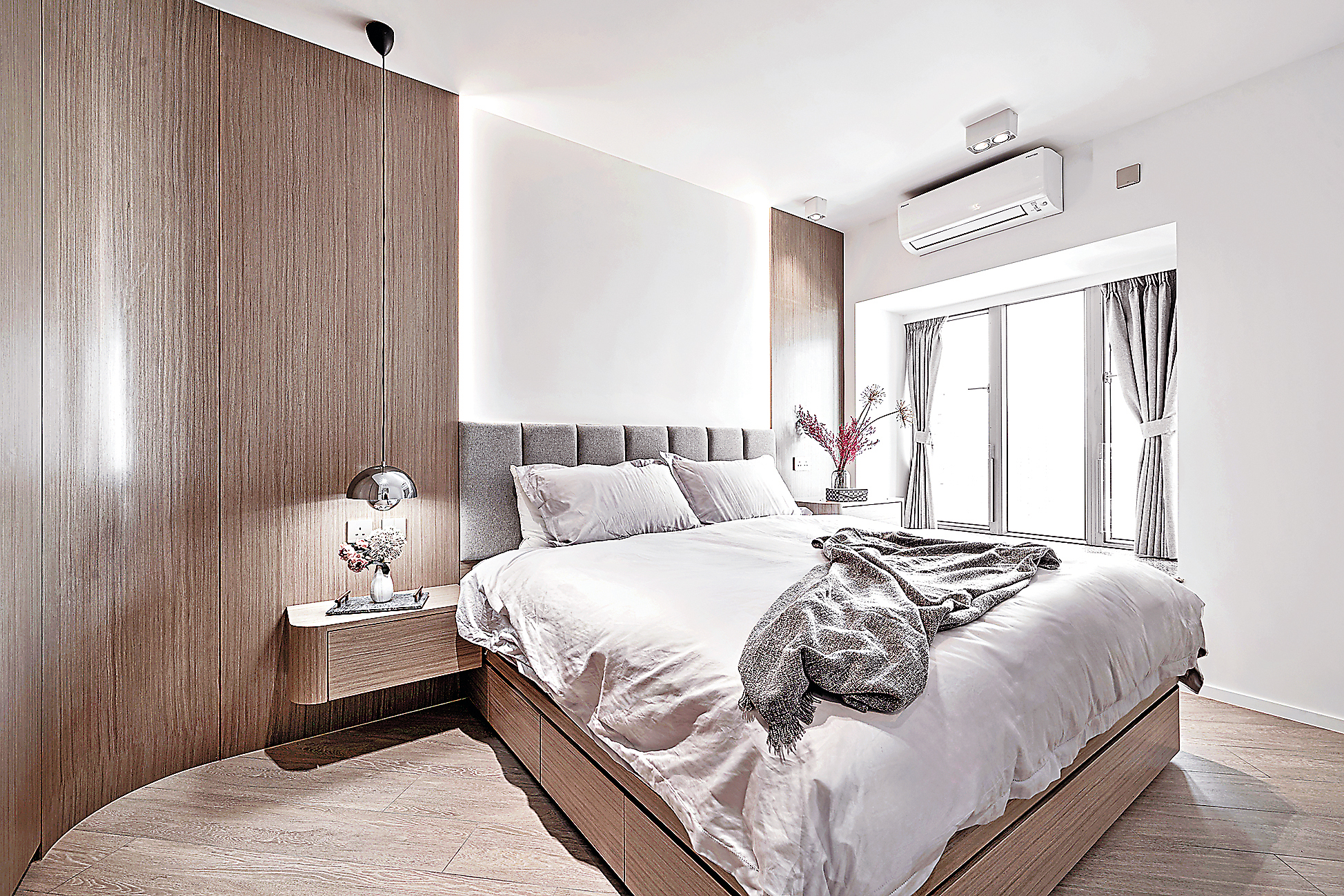 ■主人房圓弧形衣櫃配合三邊落床大床，空間仍十分充裕。