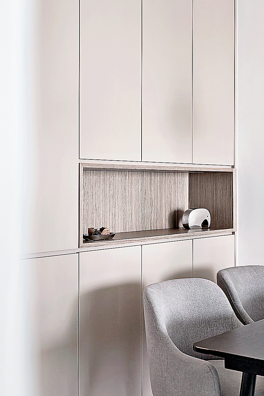 ■入牆收納櫃，中央位用作裝飾位。