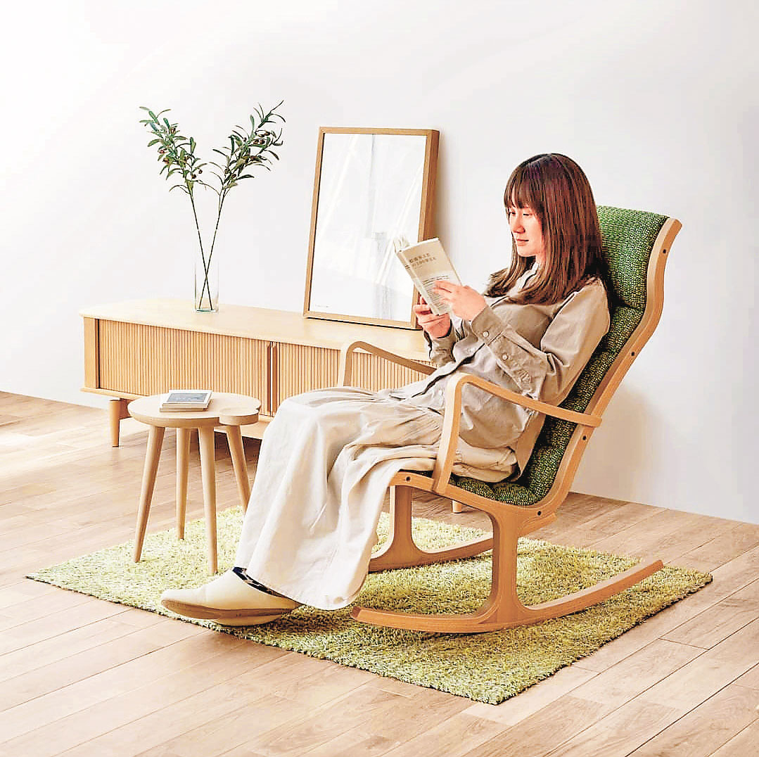 ■日製搖搖椅，坐下看書，倍覺休閒舒適。